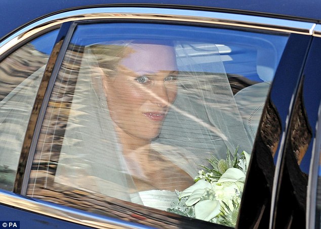 BODA DE ZARA PHILLIPS Y MIKE TINDALL 30/07/2011 - Página 2 Article-2020476-0D3A830B00000578-545_634x454