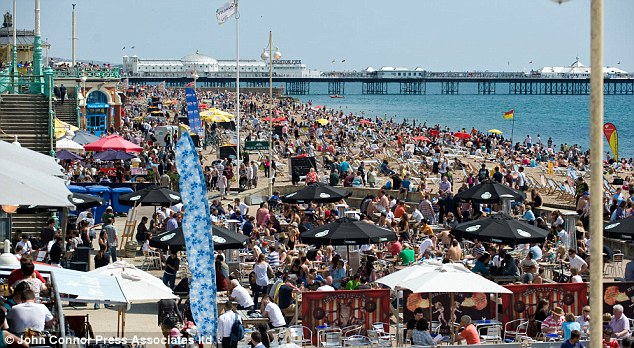 بالصور // الآلاف يتدفقون على شواطئ بريطانيا بفعل موجة الحر في الصيف Article-2020525-0D3A441F00000578-834_634x348