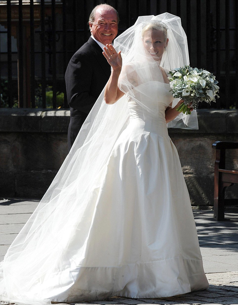 BODA DE ZARA PHILLIPS Y MIKE TINDALL 30/07/2011 - Página 5 Article-2020533-0D3A8AC800000578-400_964x1236