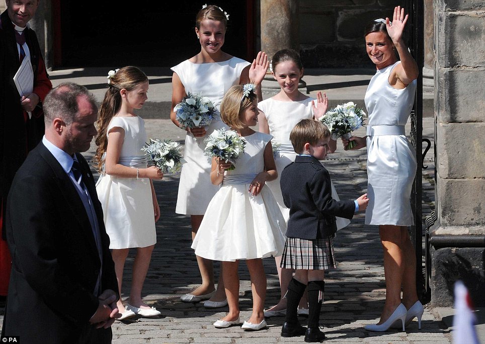 BODA DE ZARA PHILLIPS Y MIKE TINDALL 30/07/2011 - Página 5 Article-2020533-0D3AEE4C00000578-33_964x685