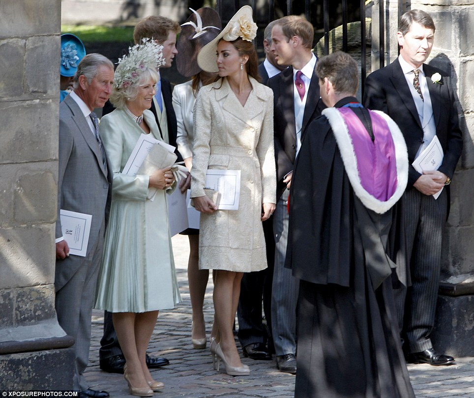 BODA DE ZARA PHILLIPS Y MIKE TINDALL 30/07/2011 - Página 5 Article-2020533-0D3B045D00000578-494_964x810