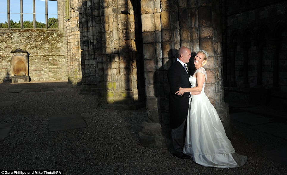 BODA DE ZARA PHILLIPS Y MIKE TINDALL 30/07/2011 - Página 5 Article-2020533-0D3B997000000578-861_964x587