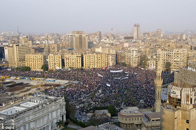 بالصور والفيديو كواليس محاكمة مبارك  وروح الثورة المصرية (( خاص أمواج )) Article-2021699-0D44B0CA00000578-397_634x422