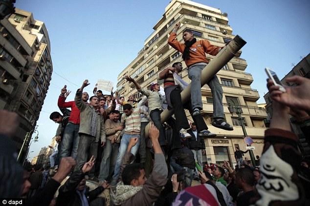 بالصور والفيديو كواليس محاكمة مبارك  وروح الثورة المصرية (( خاص أمواج )) Article-2021699-0D44B0CE00000578-549_634x422