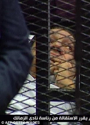 بالصور والفيديو كواليس محاكمة مبارك  وروح الثورة المصرية (( خاص أمواج )) Article-2021699-0D4725CD00000578-635_306x423