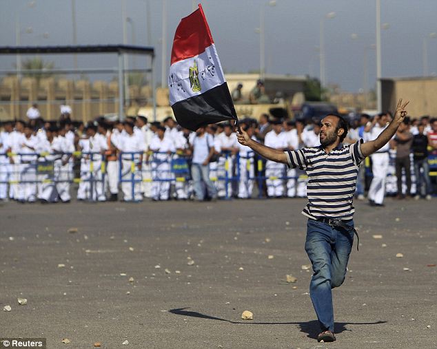 بالصور والفيديو كواليس محاكمة مبارك  وروح الثورة المصرية (( خاص أمواج )) Article-2021699-0D474FE300000578-347_634x507