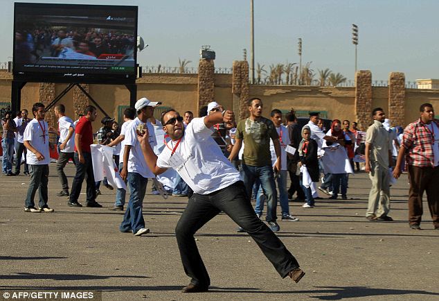 بالصور والفيديو كواليس محاكمة مبارك  وروح الثورة المصرية (( خاص أمواج )) Article-2021699-0D4786D400000578-586_634x434