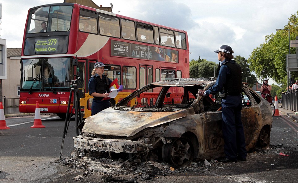 يالصور // لليوم الثالث لندن تحترق شغب وسرقة وقتل وحرق فى عدد من احياء لندن Article-2023554-0D55E40E00000578-2_964x592
