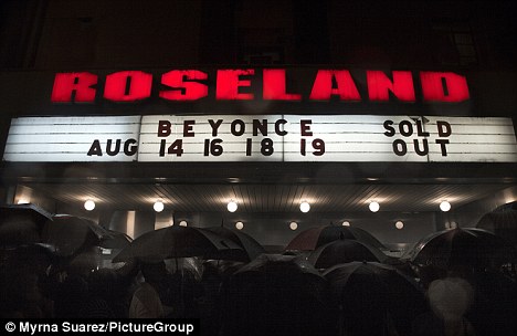 Aot 2011 : 4 Intimate Nights With Beyonce  - Sortie DVD le 28/11 : Live at Roseland - Elements of 4 - Page 9 Article-0-0D6F548100000578-71_468x304