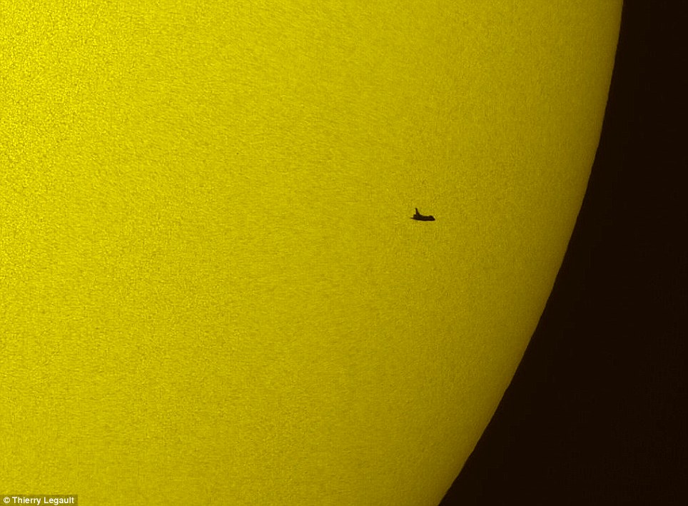 يالصور // مصور فرنسى ينجح فى تصوير مركبة فضائية فى خلفية الشمس (( فقط من أمواج )) Article-2026577-0CDF12F500000578-715_964x709