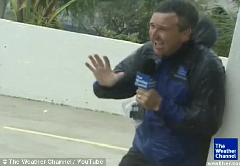بالصور والفيديو // مشاهد مضحكة لمراسلى التلفزيون وسط رياح اعصار ايرين  (( خاص من أمواج )) Article-0-0D95746A00000578-118_468x324