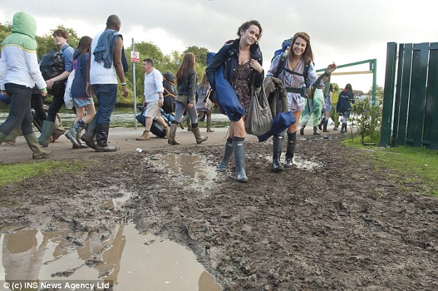 بالصور // فى اكسفورد بسبب الامطار مهرجان للسينما يتحول لمهرجان للطين  Article-2030419-0D919BC800000578-842_634x421