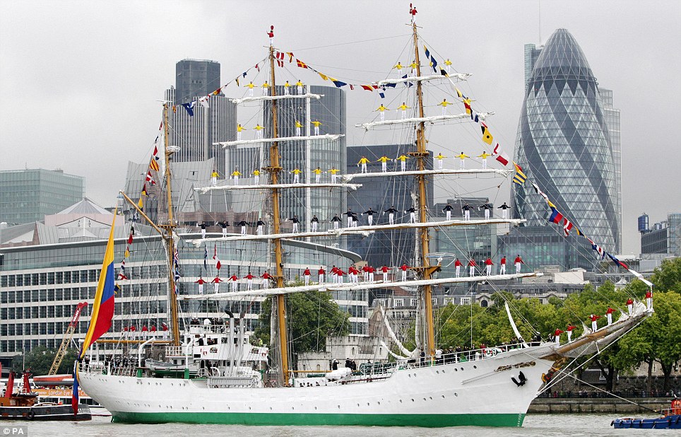 بالصور // عرض رائع لاقدم سفينة شراعية فى العالم اثناء زيارتها لندن (( خاص أمواج )) Article-2030546-0D94C46C00000578-189_964x618