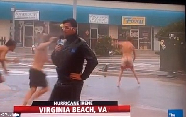 بالصور والفيديو // مشاهد مضحكة لمراسلى التلفزيون وسط رياح اعصار ايرين  (( خاص من أمواج )) Article-0-0D998D0C00000578-649_634x400
