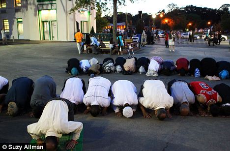 بالصور // بسبب الحجاب القيض على 15 فرد اثناء احتفالهم بالعيد فى احدى الحدائق فى  امريكا Article-2032031-0DA665AC00000578-852_468x307