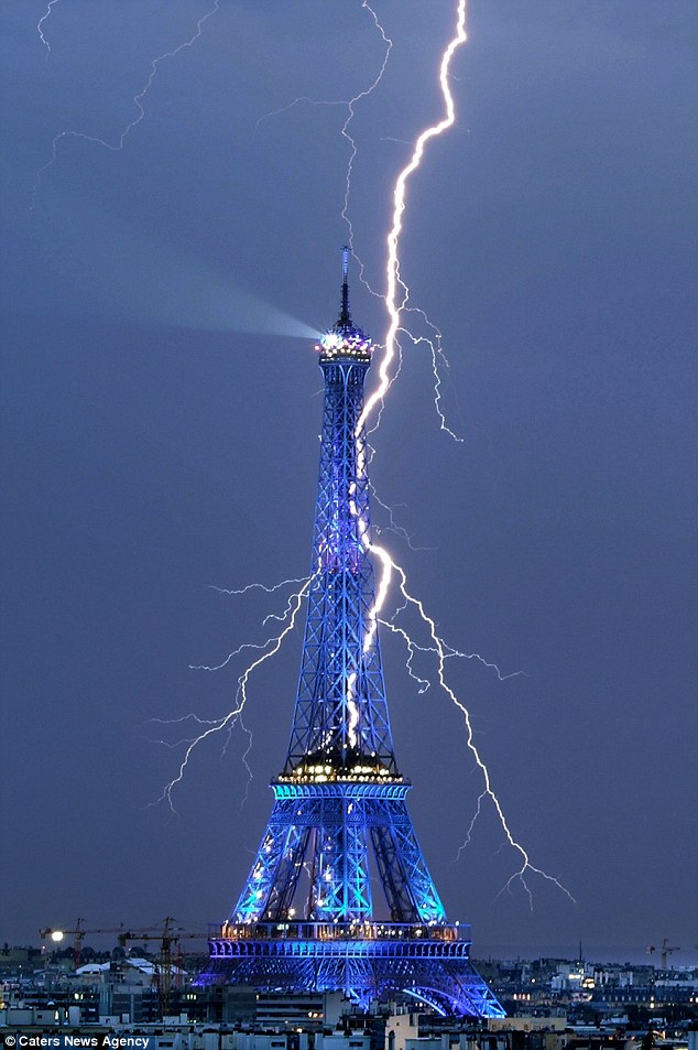 صورة نادرة وفريدة لبرج ابقل فى باريس وصاعقة من السماء Article-0-0DA4D21100000578-595_634x953