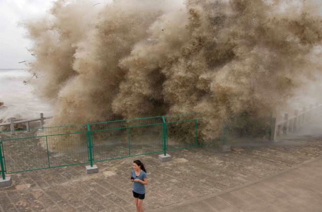 بالصور والفيديو // اقوى واعنف ظاهرة للمد والجزر الطبيعى فى الصين Article-2032334-0DA4C41700000578-291_634x417