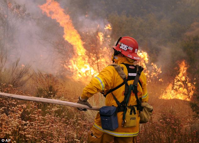 يالصور // الحرائق تجبر الالاف الى الفرار فى ولاية كاليفورنيا ولاس فيغاس Article-2033272-0DB06FBA00000578-692_634x458