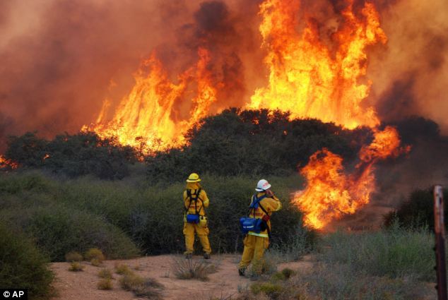 يالصور // الحرائق تجبر الالاف الى الفرار فى ولاية كاليفورنيا ولاس فيغاس Article-2033272-0DB1025B00000578-682_634x425