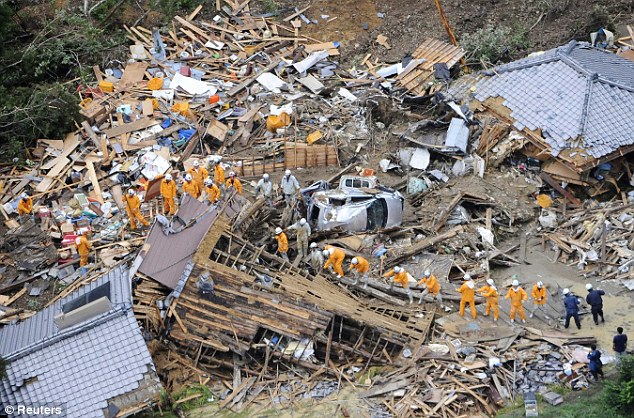 بالصور والفيديو // ثمانية عشر قتيلا وأكثر من 50 في عداد المفقودين ونصف مليون حالة اجلاء  خلال اعصار اليابان  Article-2033590-0DB4FC1700000578-441_634x418