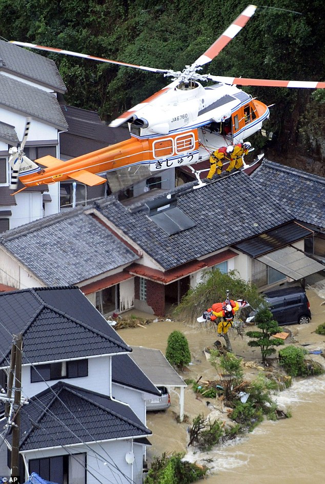 بالصور والفيديو // ثمانية عشر قتيلا وأكثر من 50 في عداد المفقودين ونصف مليون حالة اجلاء  خلال اعصار اليابان  Article-2033590-0DB52D5F00000578-848_634x943