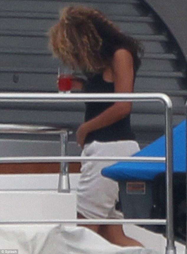 Beyoncé > Apariciones en público < Candids >  - Página 27 Article-2033977-0DB84ED000000578-492_634x863