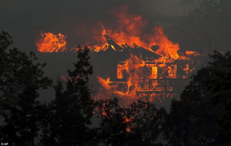 يالصور // الحرائق تجبر الالاف الى الفرار فى ولاية كاليفورنيا ولاس فيغاس Article-2033834-0DB76A8700000578-491_964x608