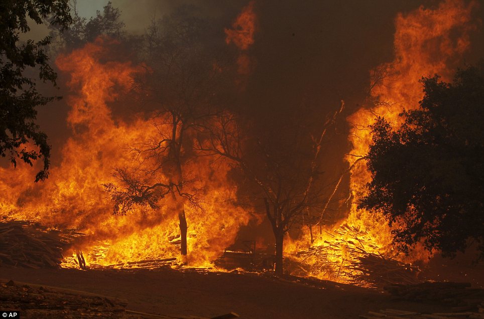 يالصور // الحرائق تجبر الالاف الى الفرار فى ولاية كاليفورنيا ولاس فيغاس Article-2033834-0DBB376700000578-665_964x636