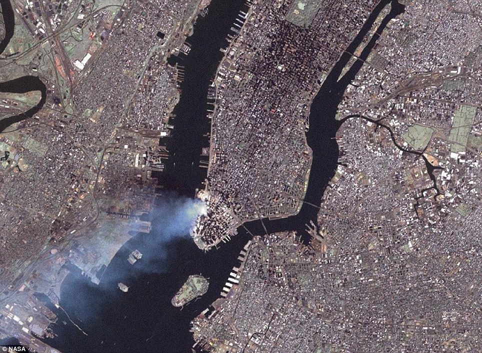 بالصور // بعد عشر سنوات : صور لالتقاط الأنفاس  من مانهاتن السفلى تكشف كم نيويورك قد تغيرت منذ 9 / 11 Article-2035503-0DCA3F4F00000578-571_964x706