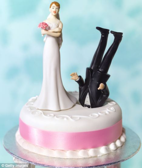  كيكات أفراح رومانسية وطريفة …  Funny Wedding Cake Toppers Article-0-0DDA2F9700000578-580_468x555