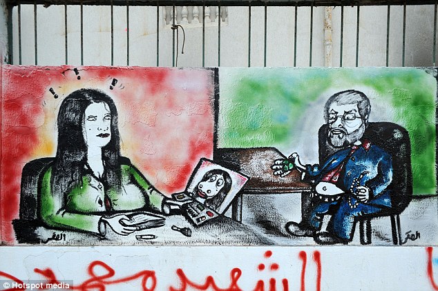 كاريكاتير // الكتابة والرسم على الجدران فى ثورة ليبيا (( أمواج خاص )) Article-2036821-0DDC65DC00000578-186_634x422