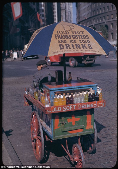 (( أمواج خاص )) صور وثائقية نادرة ملونة مذهلة تظهر 1940 الحياة في مدينة نيويورك Article-2036932-0DDE138B00000578-491_470x674