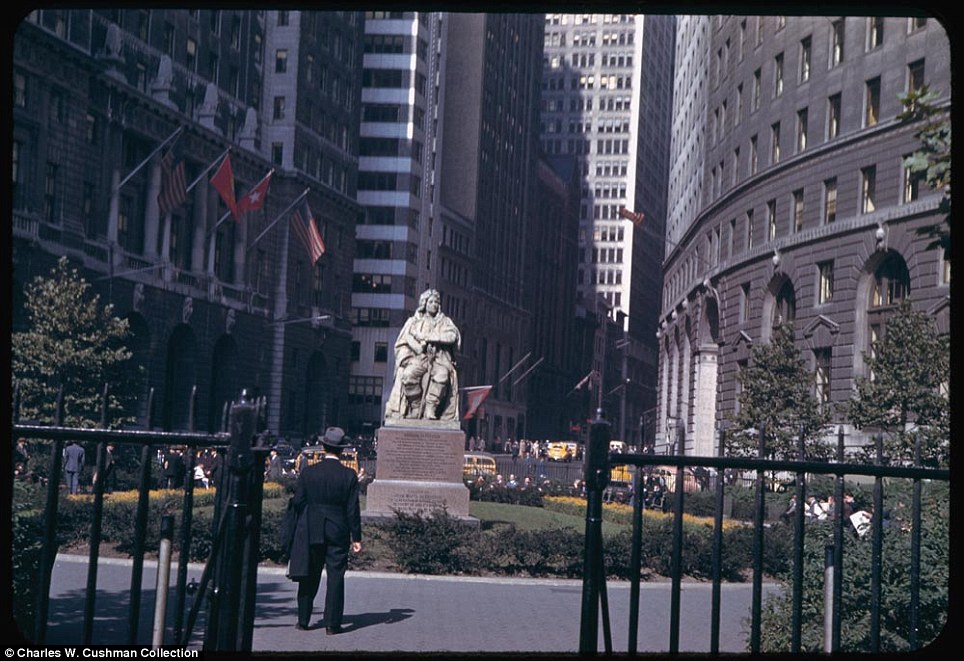 (( أمواج خاص )) صور وثائقية نادرة ملونة مذهلة تظهر 1940 الحياة في مدينة نيويورك Article-2036932-0DDE139D00000578-21_964x661