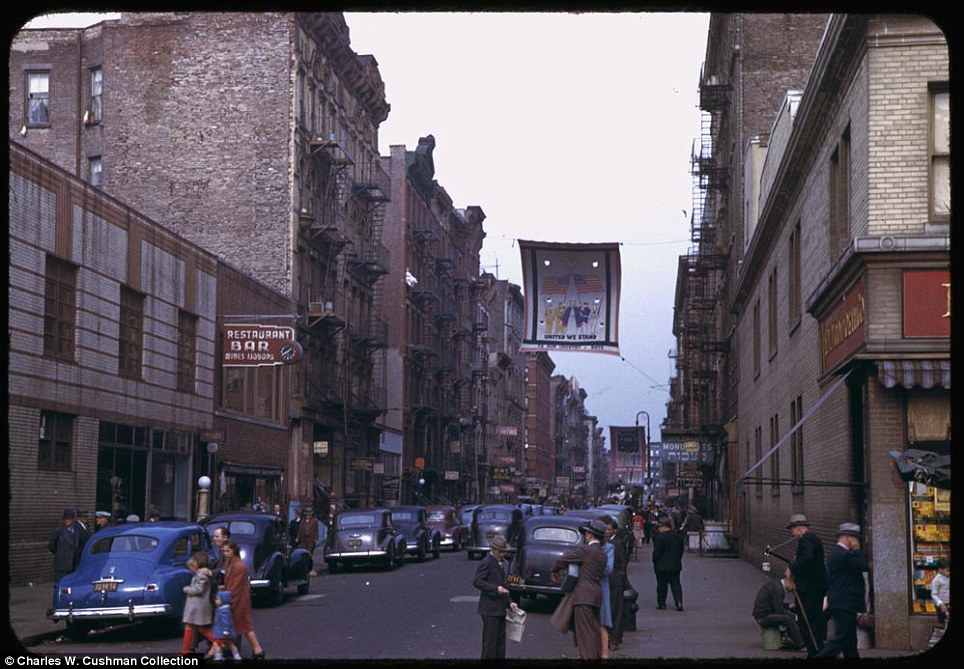 (( أمواج خاص )) صور وثائقية نادرة ملونة مذهلة تظهر 1940 الحياة في مدينة نيويورك Article-2036932-0DDE13F400000578-854_964x669