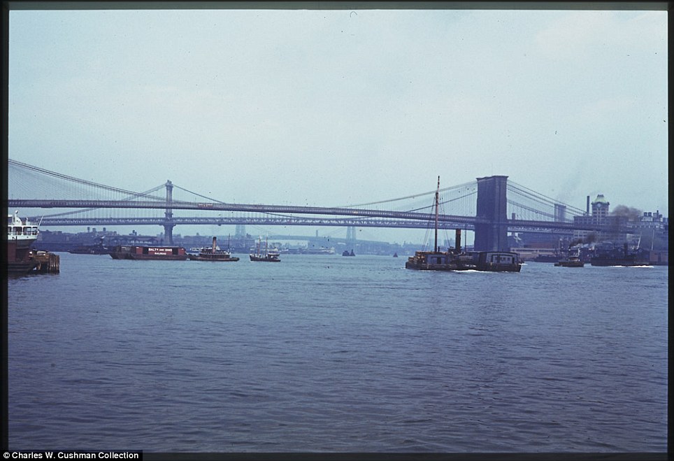 (( أمواج خاص )) صور وثائقية نادرة ملونة مذهلة تظهر 1940 الحياة في مدينة نيويورك Article-2036932-0DDE1A2000000578-140_964x659