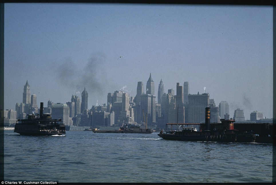 (( أمواج خاص )) صور وثائقية نادرة ملونة مذهلة تظهر 1940 الحياة في مدينة نيويورك Article-2036932-0DDE1A7600000578-813_964x649