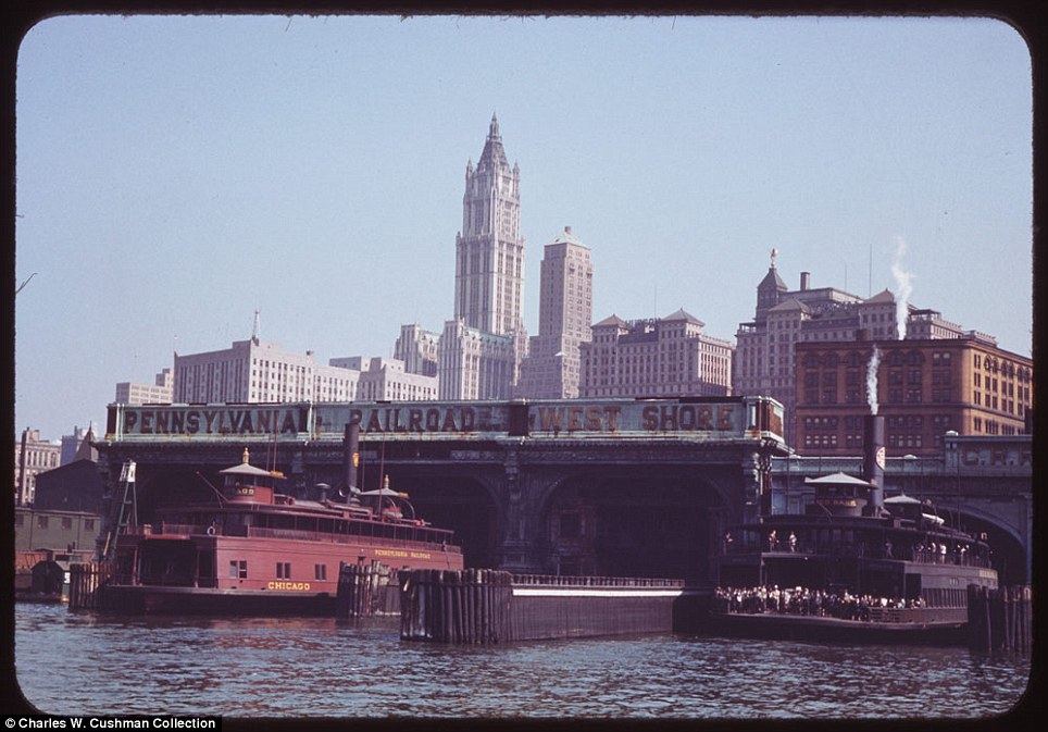 (( أمواج خاص )) صور وثائقية نادرة ملونة مذهلة تظهر 1940 الحياة في مدينة نيويورك Article-2036932-0DDE1AB800000578-370_964x673