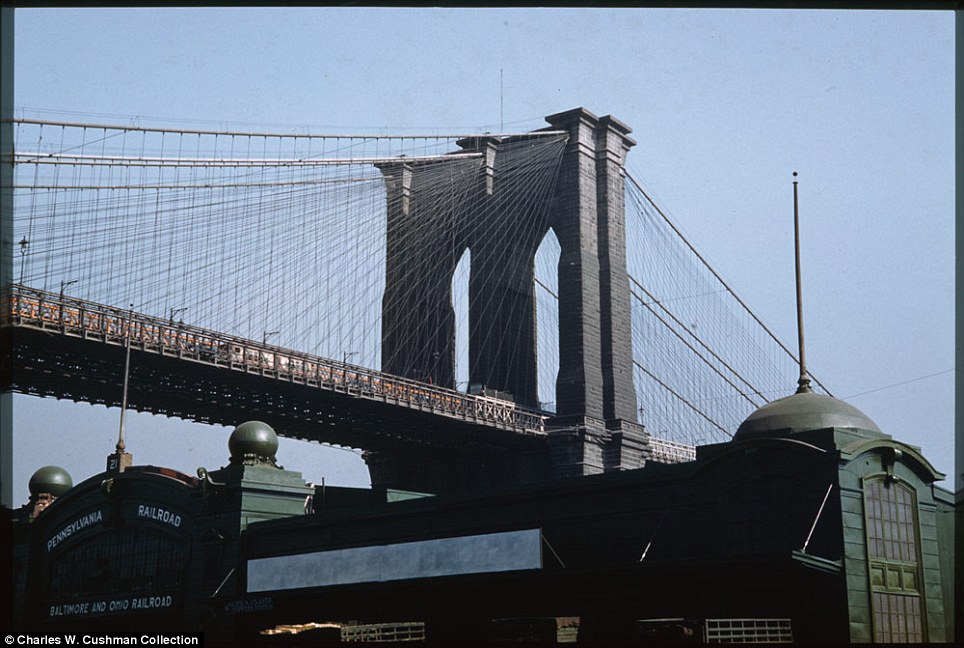 (( أمواج خاص )) صور وثائقية نادرة ملونة مذهلة تظهر 1940 الحياة في مدينة نيويورك Article-2036932-0DDE1AFC00000578-359_964x648