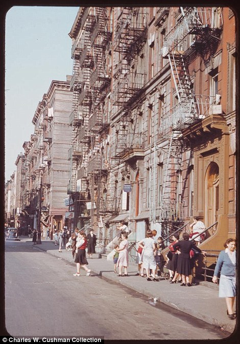 (( أمواج خاص )) صور وثائقية نادرة ملونة مذهلة تظهر 1940 الحياة في مدينة نيويورك Article-2036932-0DDE1B1300000578-692_470x674