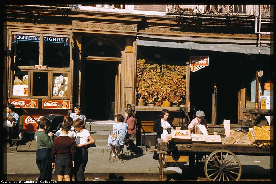 (( أمواج خاص )) صور وثائقية نادرة ملونة مذهلة تظهر 1940 الحياة في مدينة نيويورك Article-2036932-0DDE1B5C00000578-187_964x642