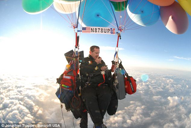 بالصور // اول شخص فى العالم استطاع الصعود فوق السحاب بواسطة عدد من البالونات Article-0-0DE6E2C200000578-218_634x425