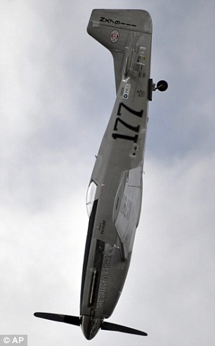 بالصور والفيديو // ثلاثة قتلى و 50 جريحا في سباق للالعاب الجوية الامريكية اثر تحطم طائرة مقاتلة من الحرب العالمية الثانية Article-2038452-0DEFBBBC00000578-627_306x491