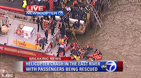 [Internacional] Helicóptero cai no East River de Nova York com 5 pessoas a bordo Article-0-0E3ABD2800000578-669_468x260