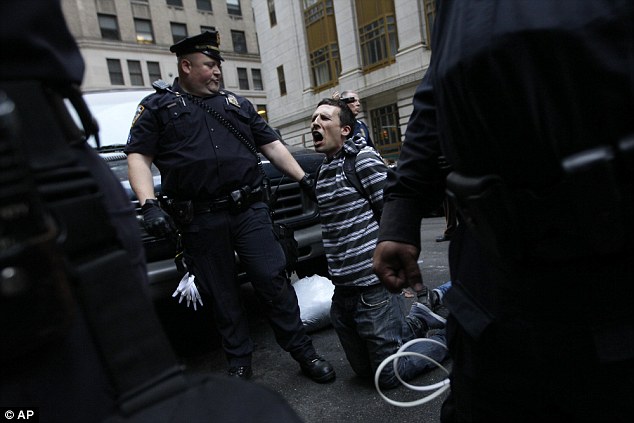 بالصور والفيديو // الشرطة الامريكية تستخدم العنف ضد متظاهرين فى يوم الثورة العالمى Article-2049137-0E5F506D00000578-57_634x423
