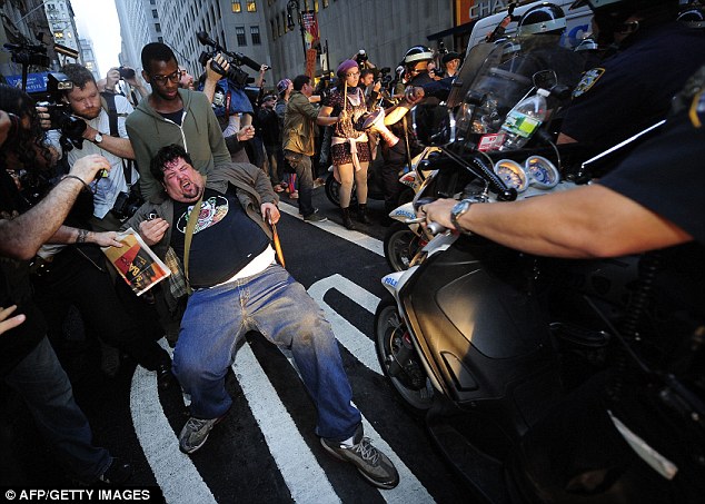 بالصور والفيديو // الشرطة الامريكية تستخدم العنف ضد متظاهرين فى يوم الثورة العالمى Article-2049137-0E5F7F0200000578-203_634x453