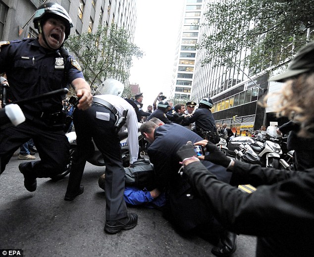 بالصور والفيديو // الشرطة الامريكية تستخدم العنف ضد متظاهرين فى يوم الثورة العالمى Article-2049137-0E5F81D400000578-769_634x518