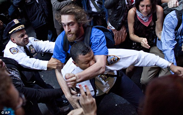 بالصور والفيديو // الشرطة الامريكية تستخدم العنف ضد متظاهرين فى يوم الثورة العالمى Article-2049137-0E5FC35100000578-973_634x398