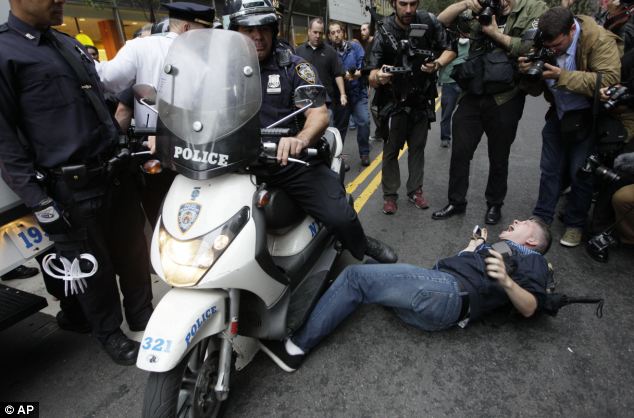 بالصور والفيديو // الشرطة الامريكية تستخدم العنف ضد متظاهرين فى يوم الثورة العالمى Article-2049404-0E5F570E00000578-956_634x418