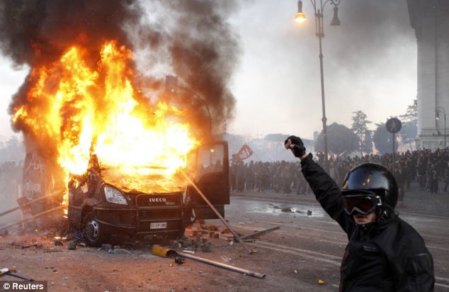 بالصور والفيديو // الشرطة الامريكية تستخدم العنف ضد متظاهرين فى يوم الثورة العالمى Article-2049466-0E632D3900000578-171_634x412