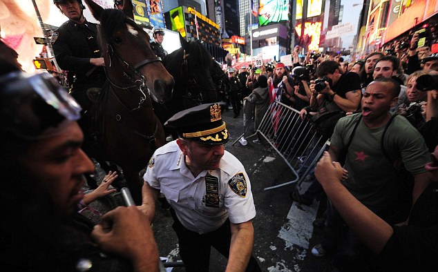 بالصور والفيديو // الشرطة الامريكية تستخدم العنف ضد متظاهرين فى يوم الثورة العالمى Article-2049466-0E646D8100000578-99_634x394